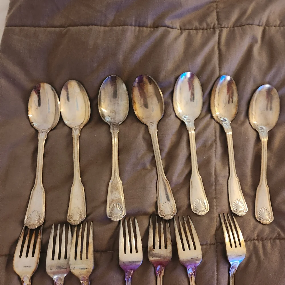 Antique 43 piece International E.P Korea shell pattern silverware set. - Picture 5 of 16